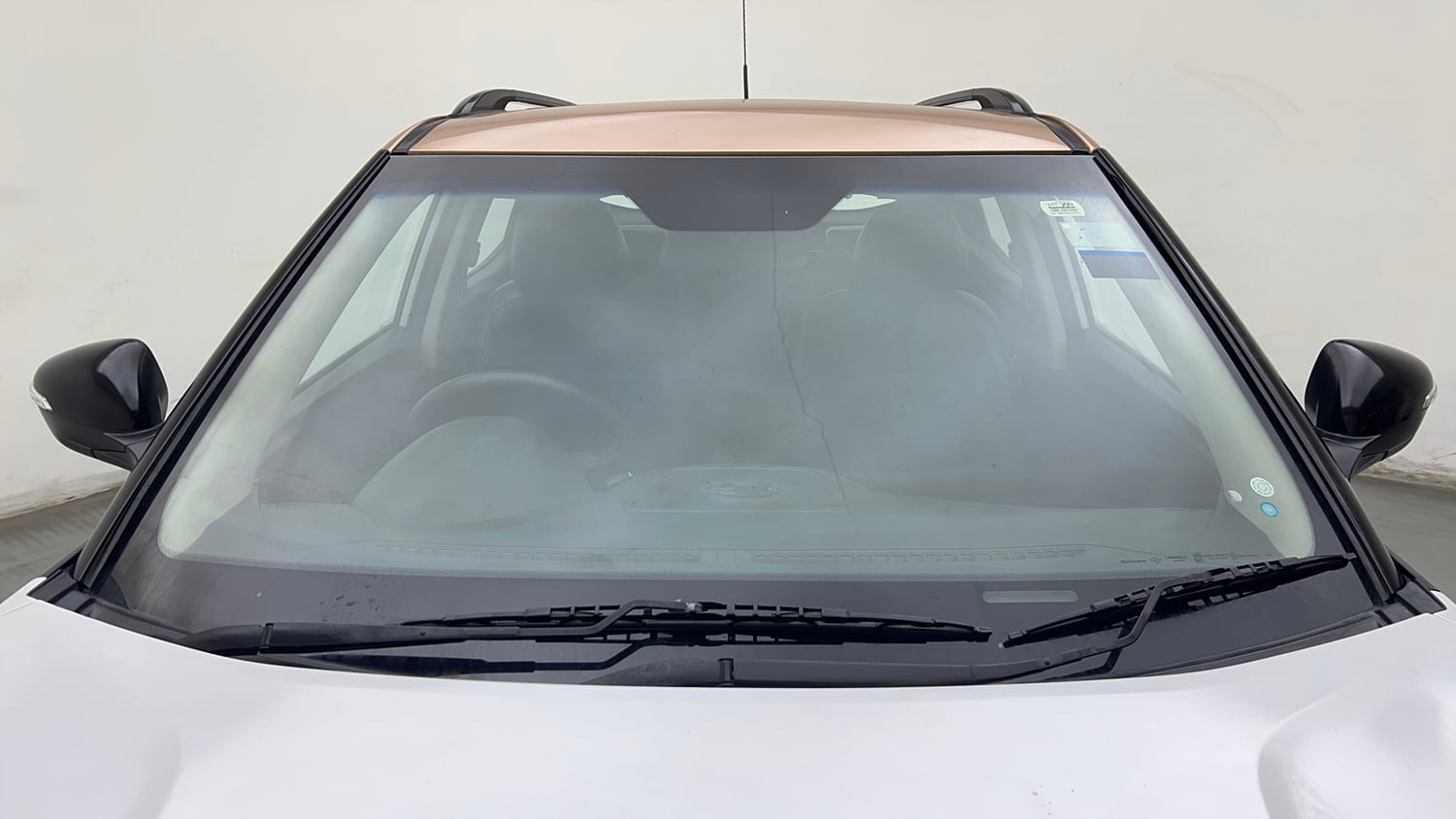 Used 2024 Mahindra XUV400 EL 39.4 KWH Dual Tone Electric Automatic exterior FRONT WINDSHIELD VIEW