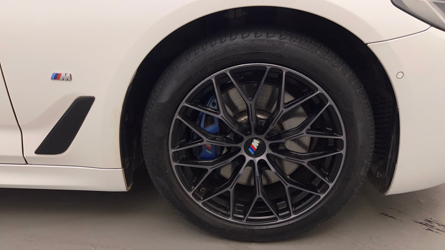 Used 2022 BMW 5 Series Carbon Edition Petrol Automatic tyres RIGHT FRONT TYRE RIM VIEW