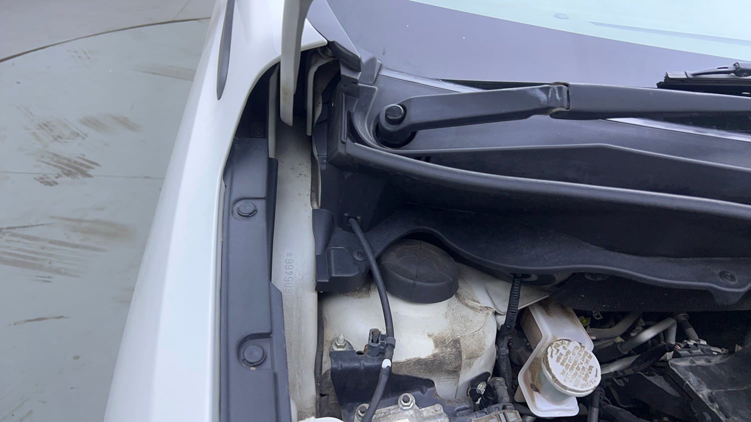 Used 2023 Maruti Suzuki Ertiga ZXi (O) CNG Cng Manual engine ENGINE RIGHT SIDE HINGE & APRON VIEW