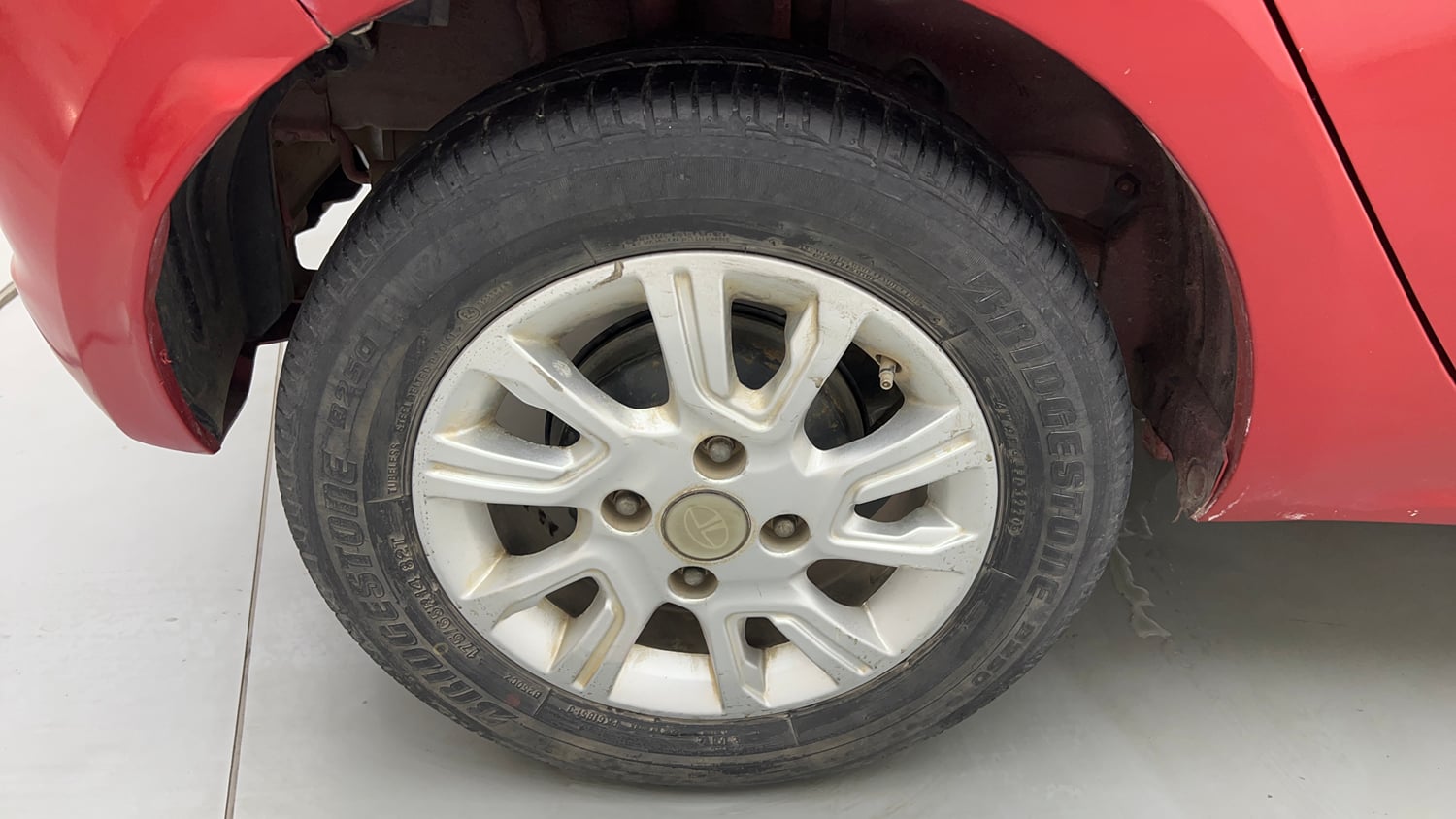 Used 2017 Tata Tiago Revotron XZA Petrol Automatic tyres RIGHT REAR TYRE RIM VIEW