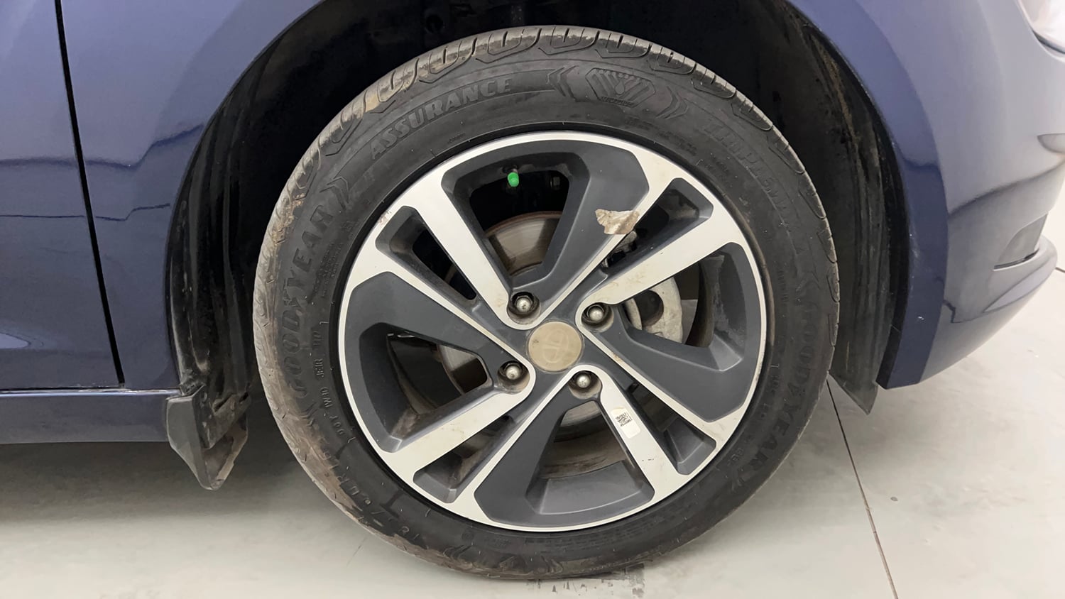 Used 2022 Tata Altroz XZA Petrol Petrol Automatic tyres RIGHT FRONT TYRE RIM VIEW