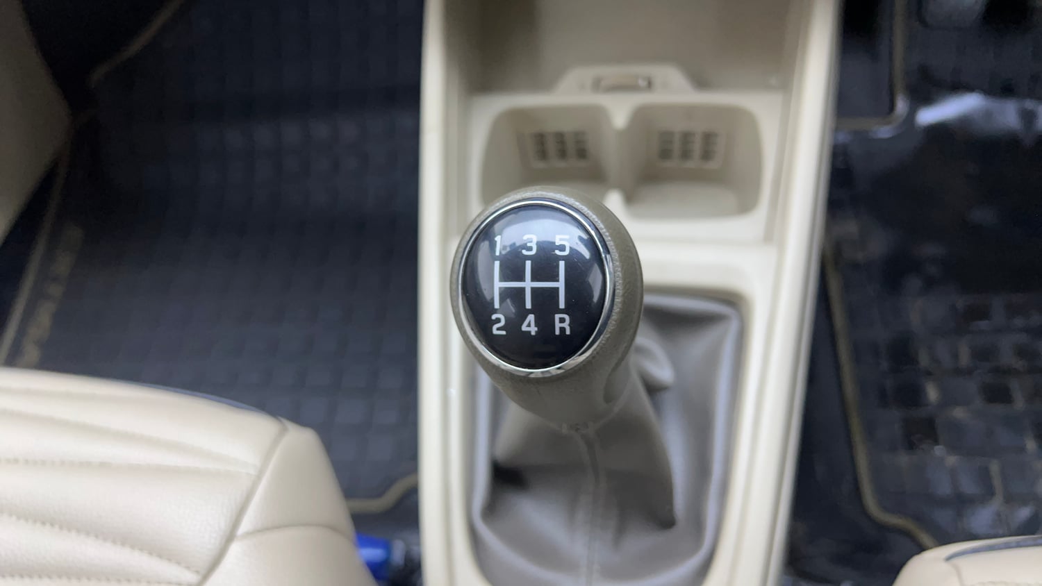 Used 2023 Maruti Suzuki Ertiga ZXi (O) CNG Cng Manual interior GEAR  KNOB VIEW