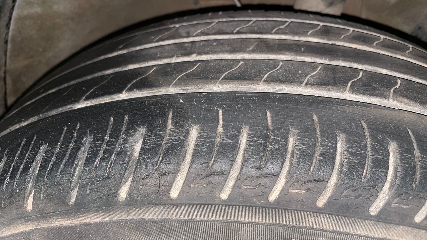 Used 2021 Hyundai Venue SX Plus 1.0 Turbo DCT Petrol Automatic tyres RIGHT FRONT TYRE TREAD VIEW