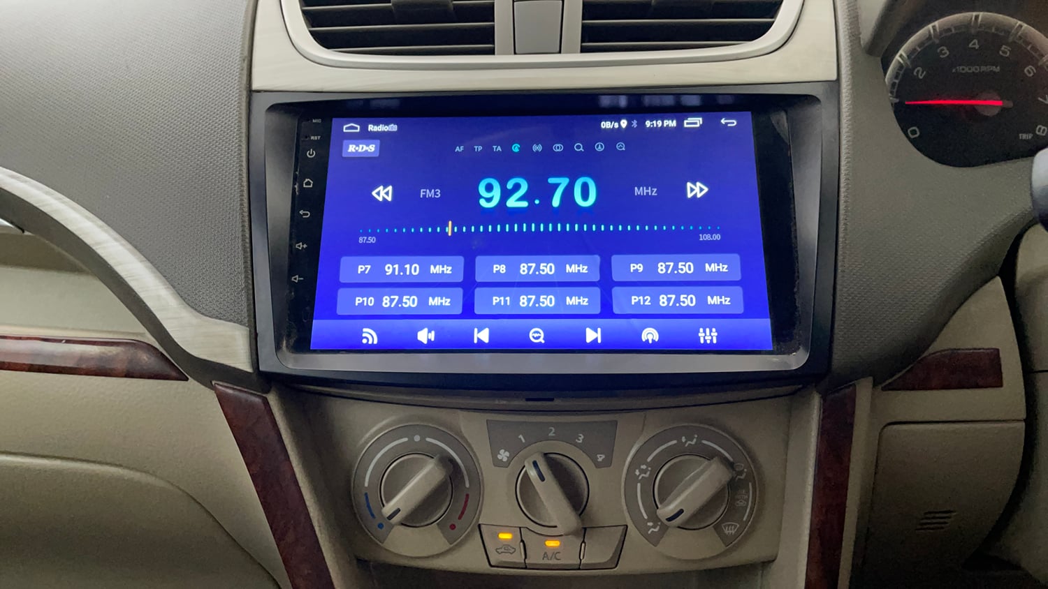 Used 2016 Maruti Suzuki Ertiga VXI AT Petrol Automatic interior MUSIC SYSTEM & AC CONTROL VIEW