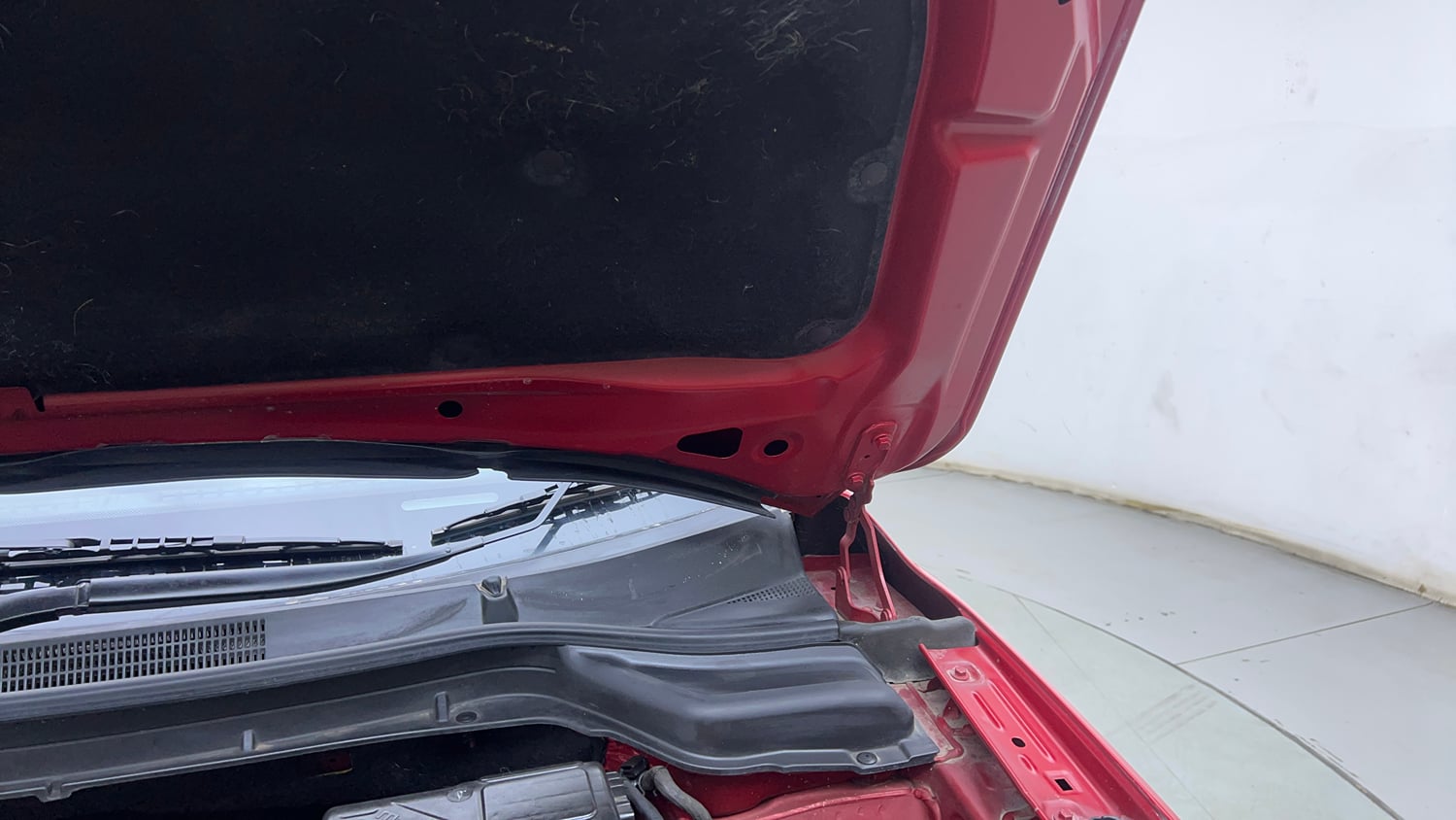 Used 2021 Mahindra XUV 300 W8 (O) 1.2 Petrol AMT Petrol Automatic engine ENGINE LEFT SIDE HINGE & APRON VIEW