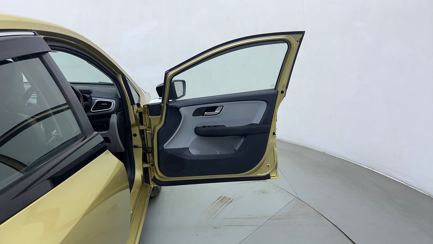 Used 2020 Tata Altroz XZ Petrol Petrol Manual interior RIGHT FRONT DOOR OPEN VIEW