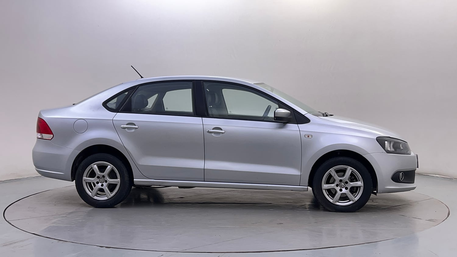 Used 2014 Volkswagen Vento Highline Petrol Petrol Manual exterior RIGHT SIDE VIEW