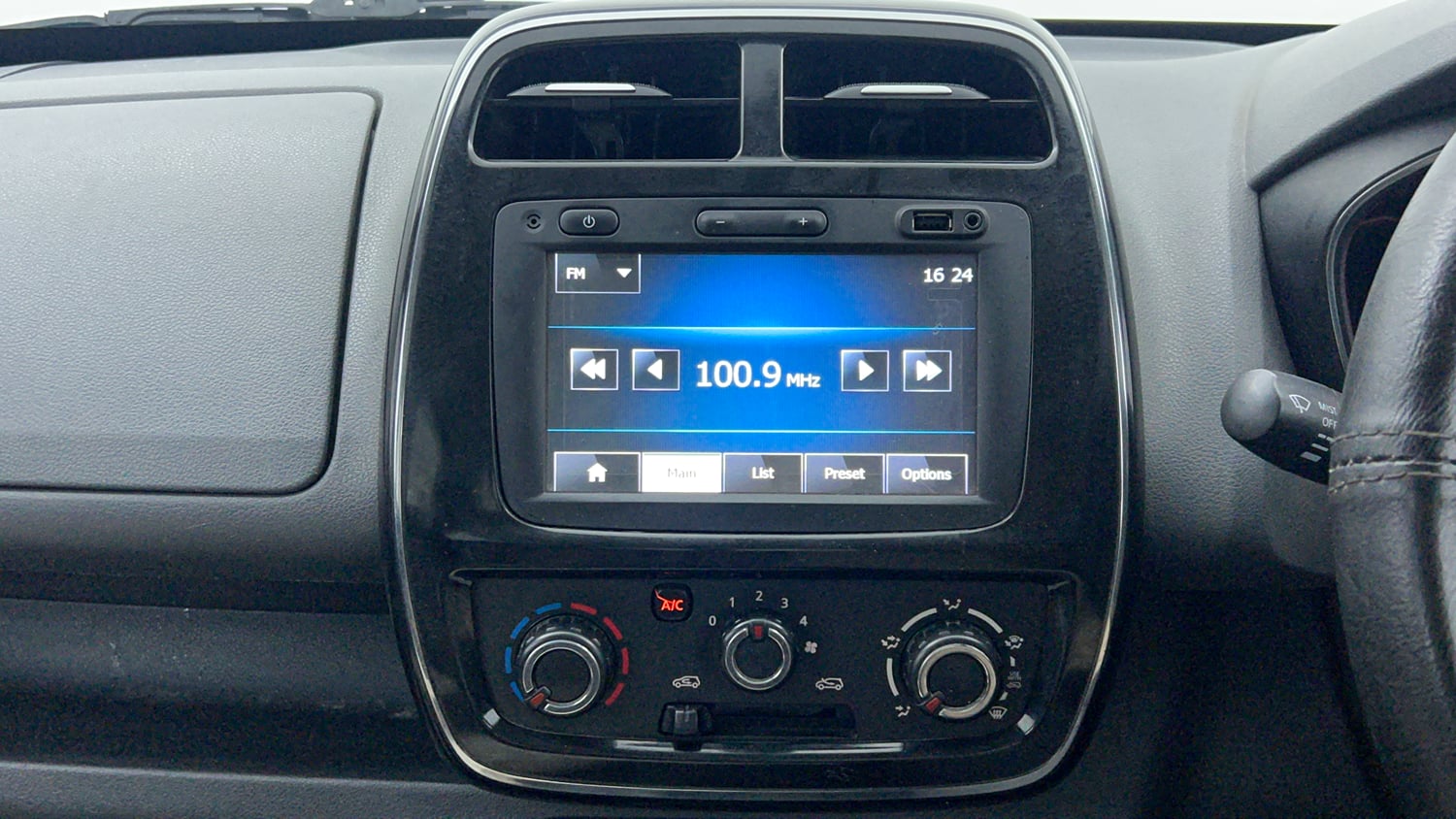 Used 2016 Renault Kwid RXT Petrol Manual top_features Touch screen infotainment system