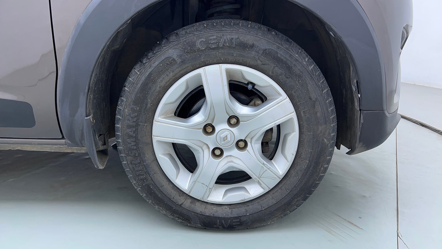 Used 2022 Renault Triber Limited Edition AMT Petrol Automatic tyres RIGHT FRONT TYRE RIM VIEW