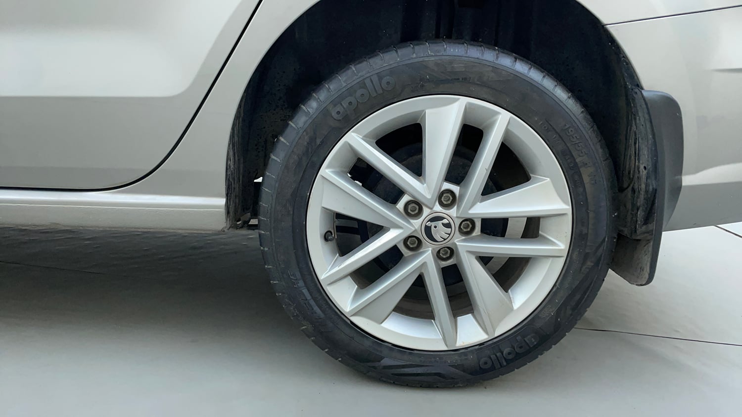 Used 2018 Skoda Rapid Style 1.6 MPI Petrol Manual tyres LEFT REAR TYRE RIM VIEW