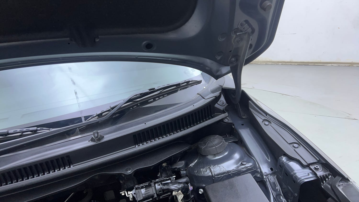 Used 2022 Maruti Suzuki Baleno Alpha MT Petrol Manual engine ENGINE LEFT SIDE HINGE & APRON VIEW