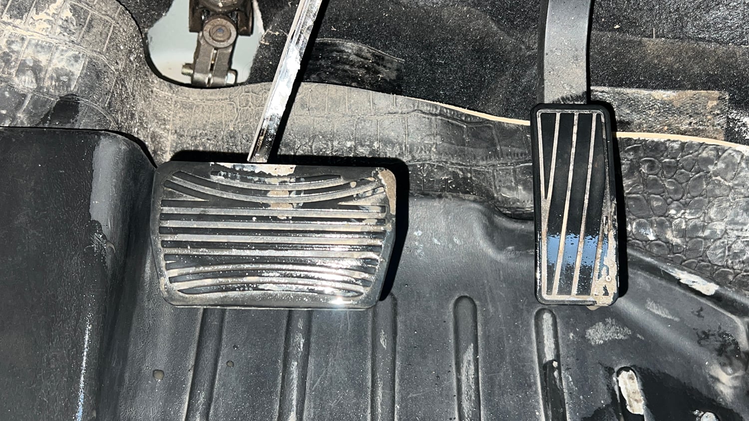 Used 2024 Mahindra XUV400 EL 39.4 KWH Dual Tone Electric Automatic interior PEDALS VIEW