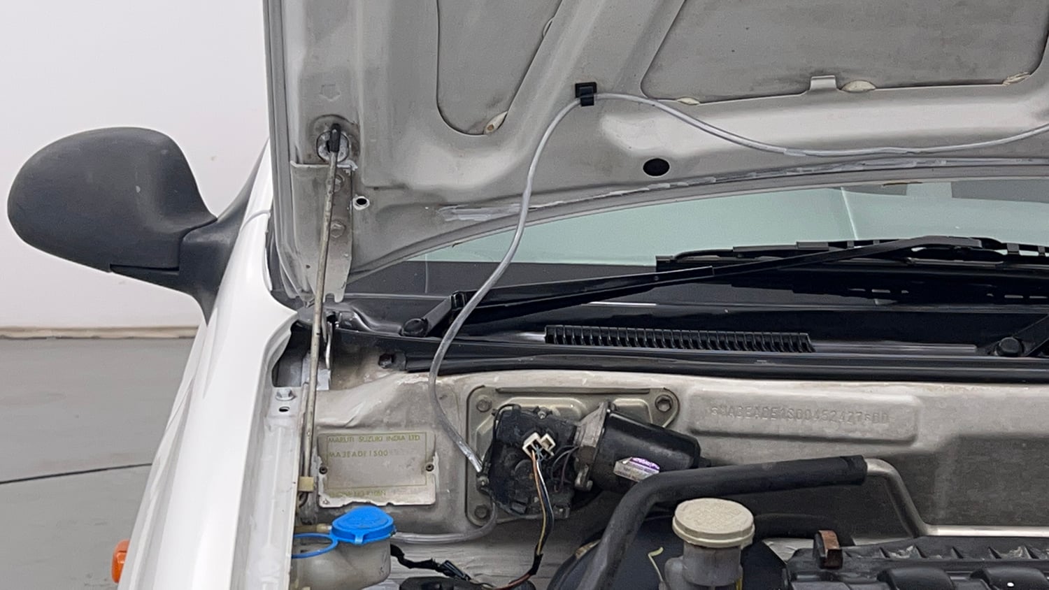 Used 2013 Maruti Suzuki Alto K10 VXi Petrol Manual engine ENGINE RIGHT SIDE HINGE & APRON VIEW