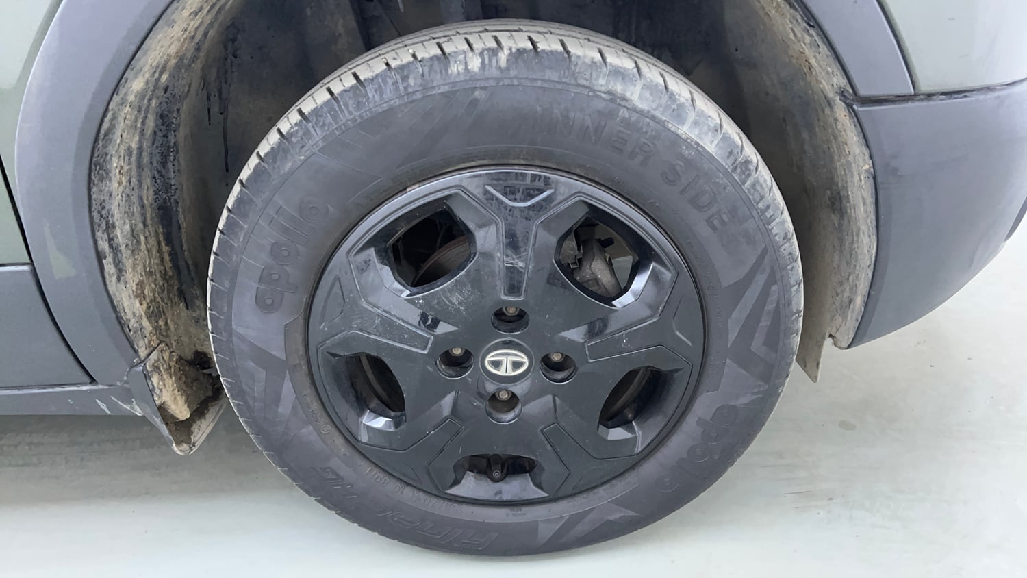 Used 2022 Tata Punch Accomplished AMT Petrol Automatic tyres RIGHT FRONT TYRE RIM VIEW
