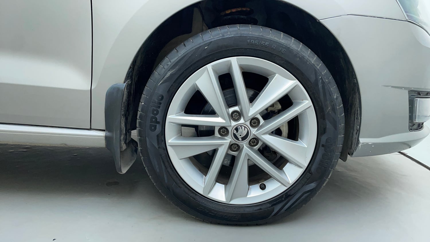 Used 2018 Skoda Rapid Style 1.6 MPI Petrol Manual tyres RIGHT FRONT TYRE RIM VIEW