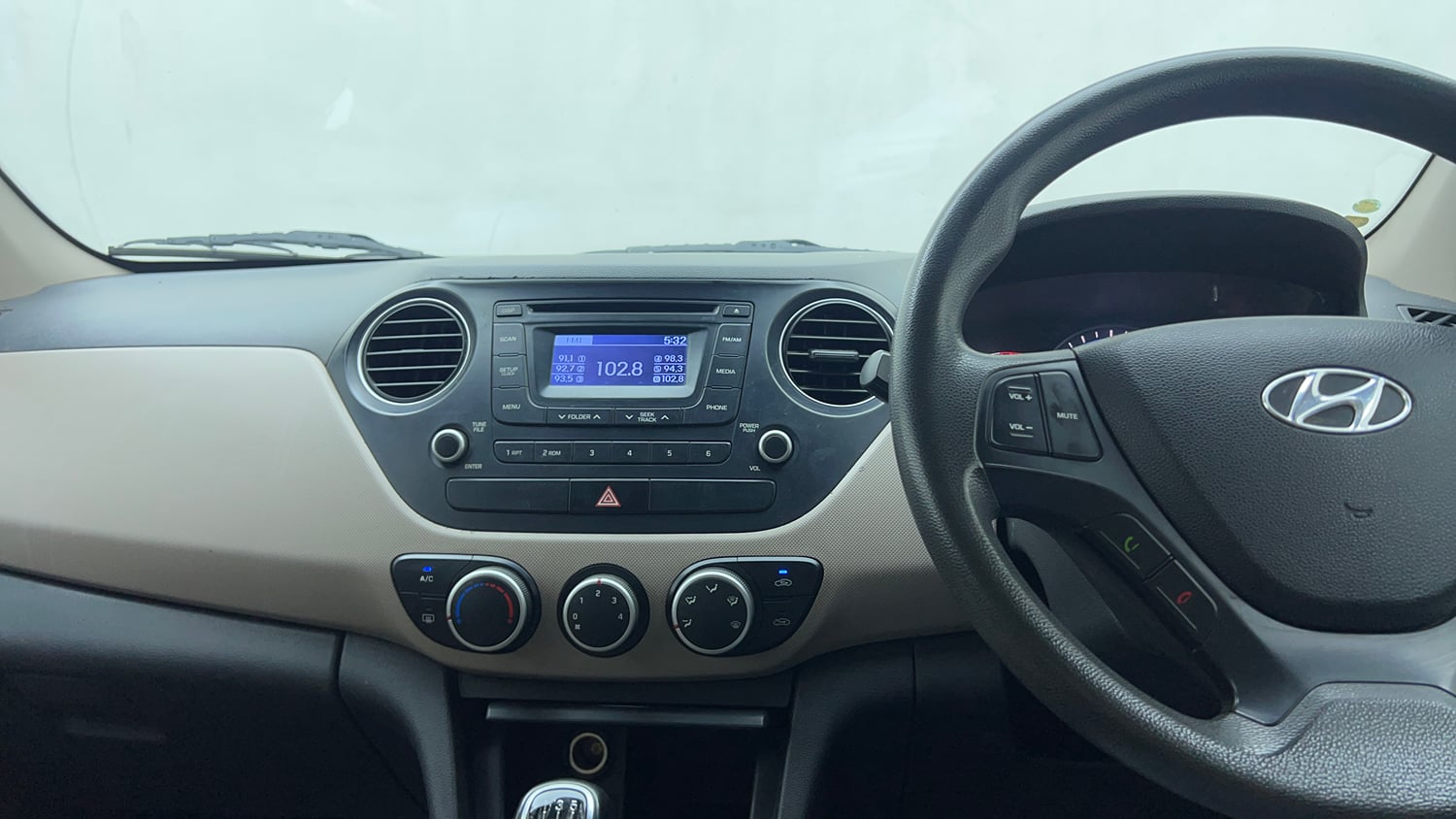 Used 2014 Hyundai Xcent S 1.2 Petrol Manual top_features Integrated (in-dash) music system