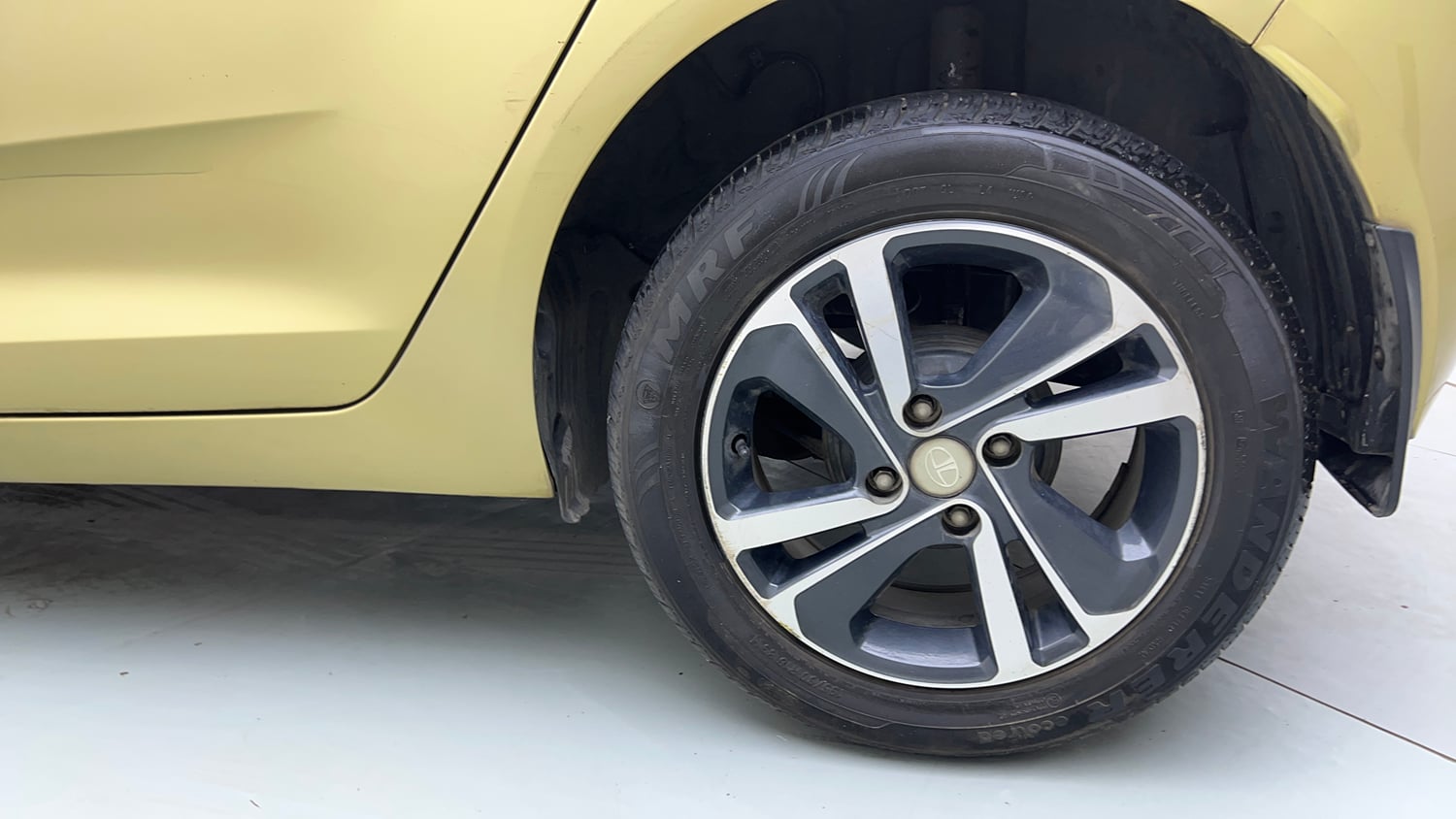 Used 2020 Tata Altroz XZ Petrol Petrol Manual tyres LEFT REAR TYRE RIM VIEW