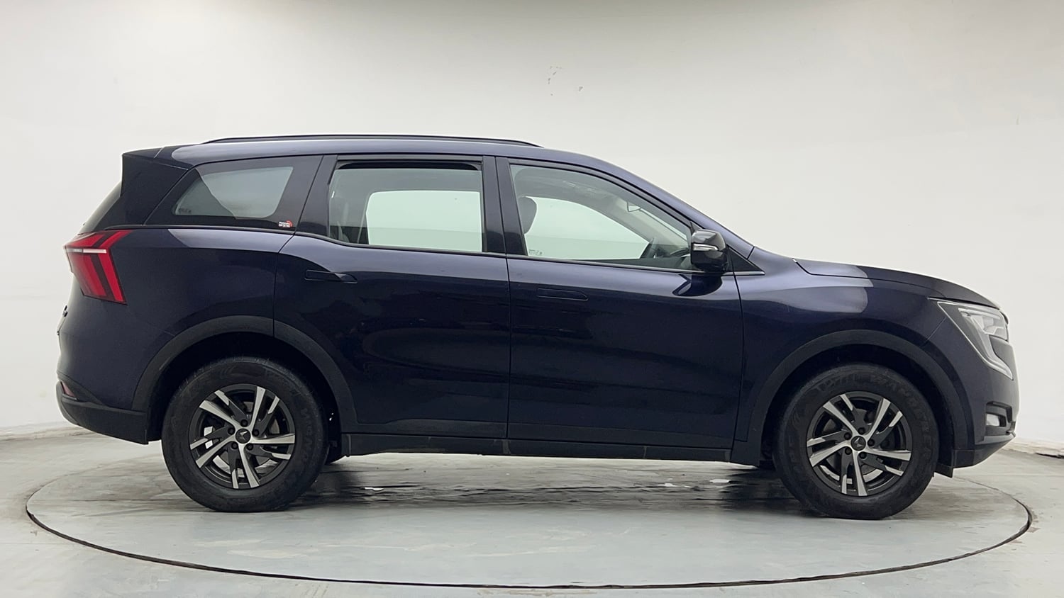 Used 2024 Mahindra XUV700 AX 5 Diesel AT 7 STR Diesel Automatic exterior RIGHT SIDE VIEW