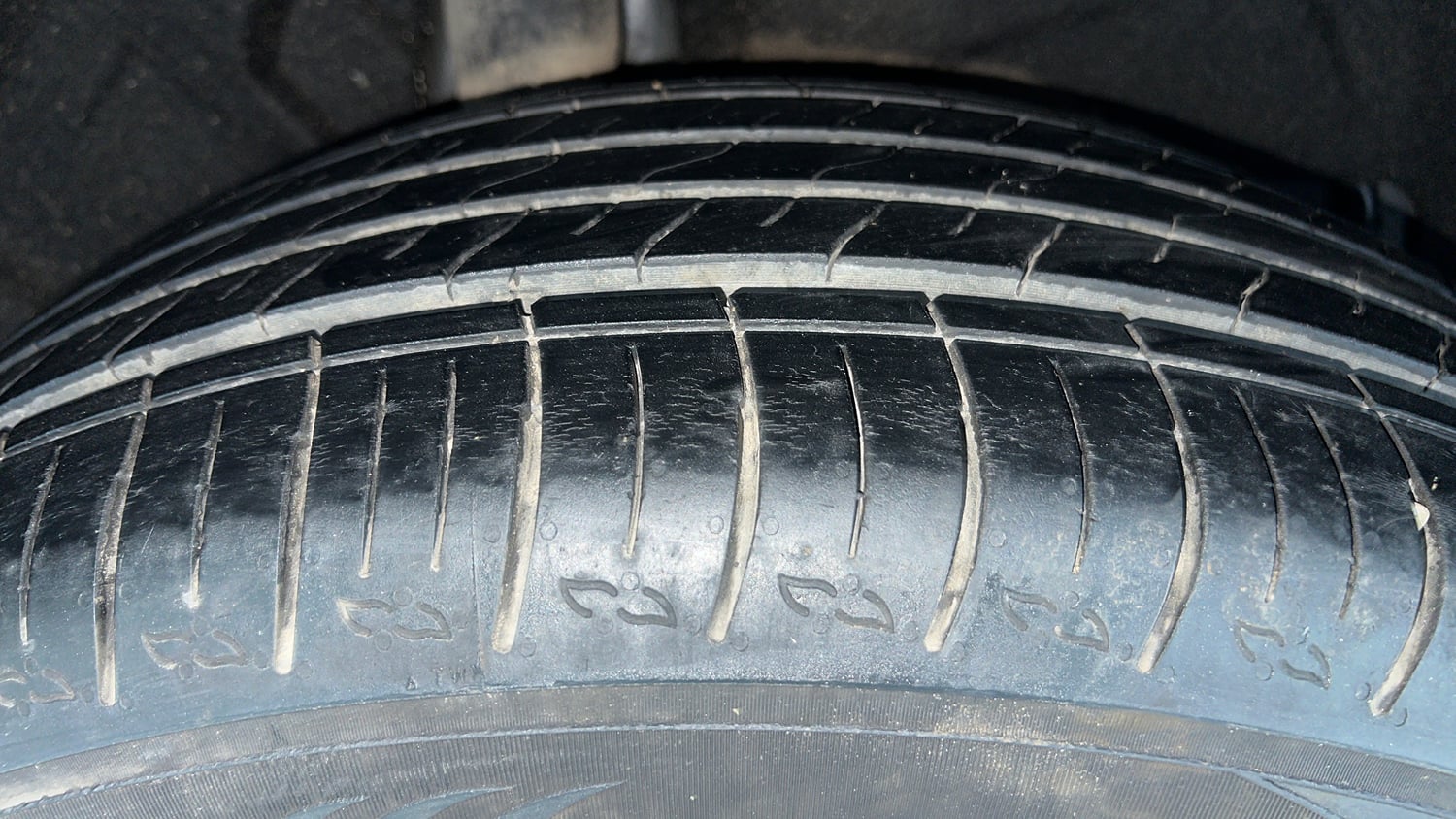 Used 2024 Mahindra XUV700 AX 5 Diesel AT 7 STR Diesel Automatic tyres RIGHT REAR TYRE TREAD VIEW
