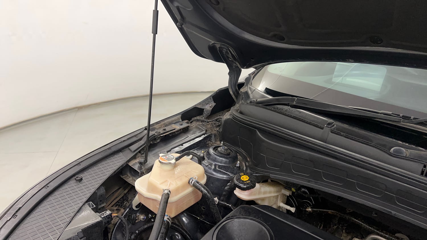 Used 2022 Kia Seltos X Line 1.4 DCT Petrol Automatic engine ENGINE RIGHT SIDE HINGE & APRON VIEW