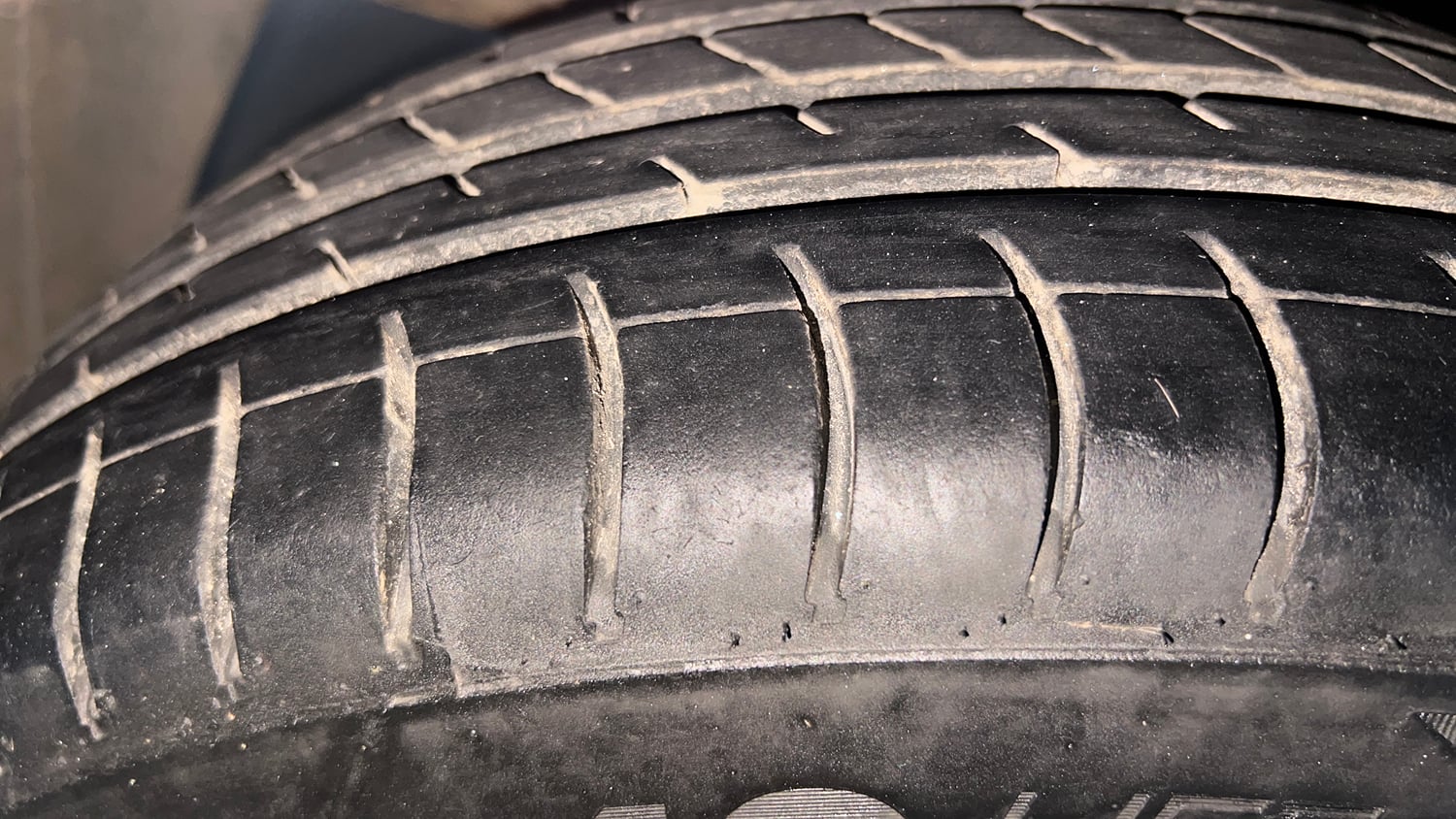 Used 2021 Hyundai Aura S 1.2 CNG Cng Manual tyres LEFT FRONT TYRE TREAD VIEW