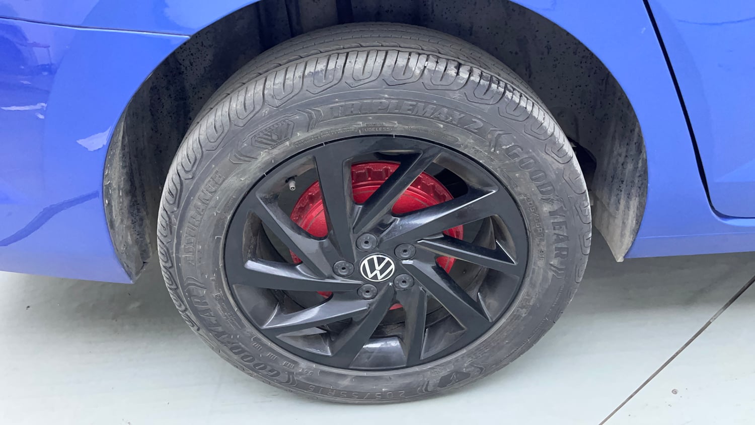 Used 2023 Volkswagen Virtus Topline 1.0 TSI AT Petrol Automatic tyres RIGHT REAR TYRE RIM VIEW