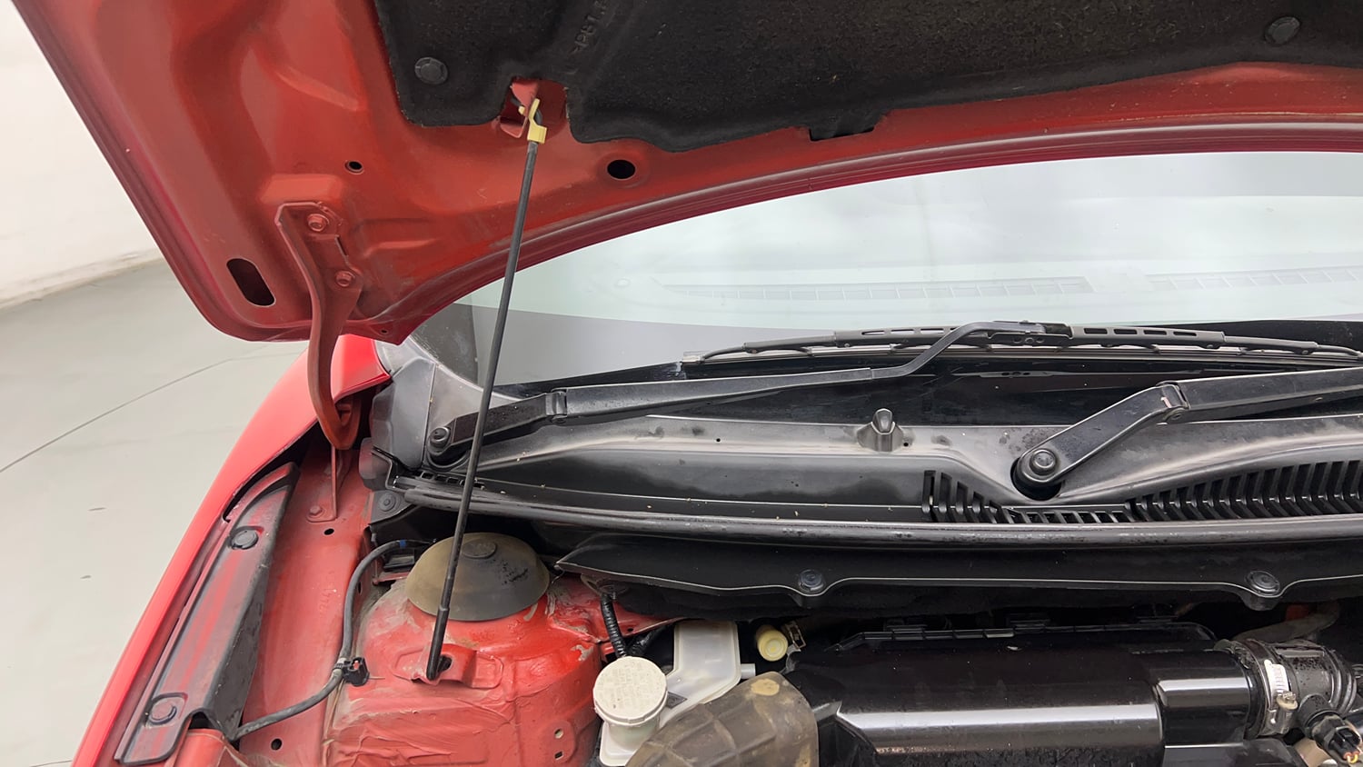 Used 2016 Maruti Suzuki Baleno Zeta 1.2 Petrol Manual engine ENGINE RIGHT SIDE HINGE & APRON VIEW