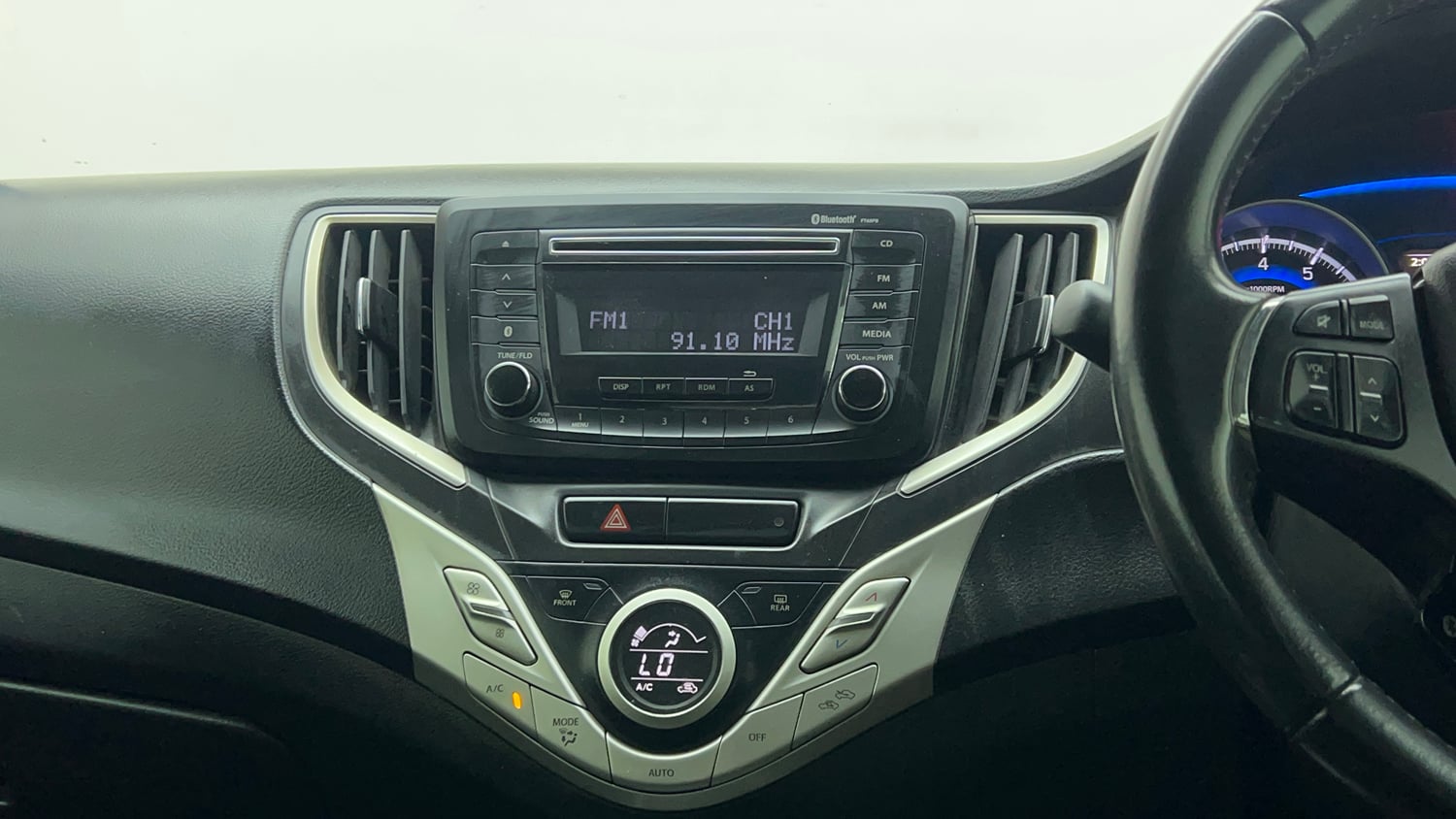 Used 2016 Maruti Suzuki Baleno Zeta 1.2 Petrol Manual top_features Integrated (in-dash) music system