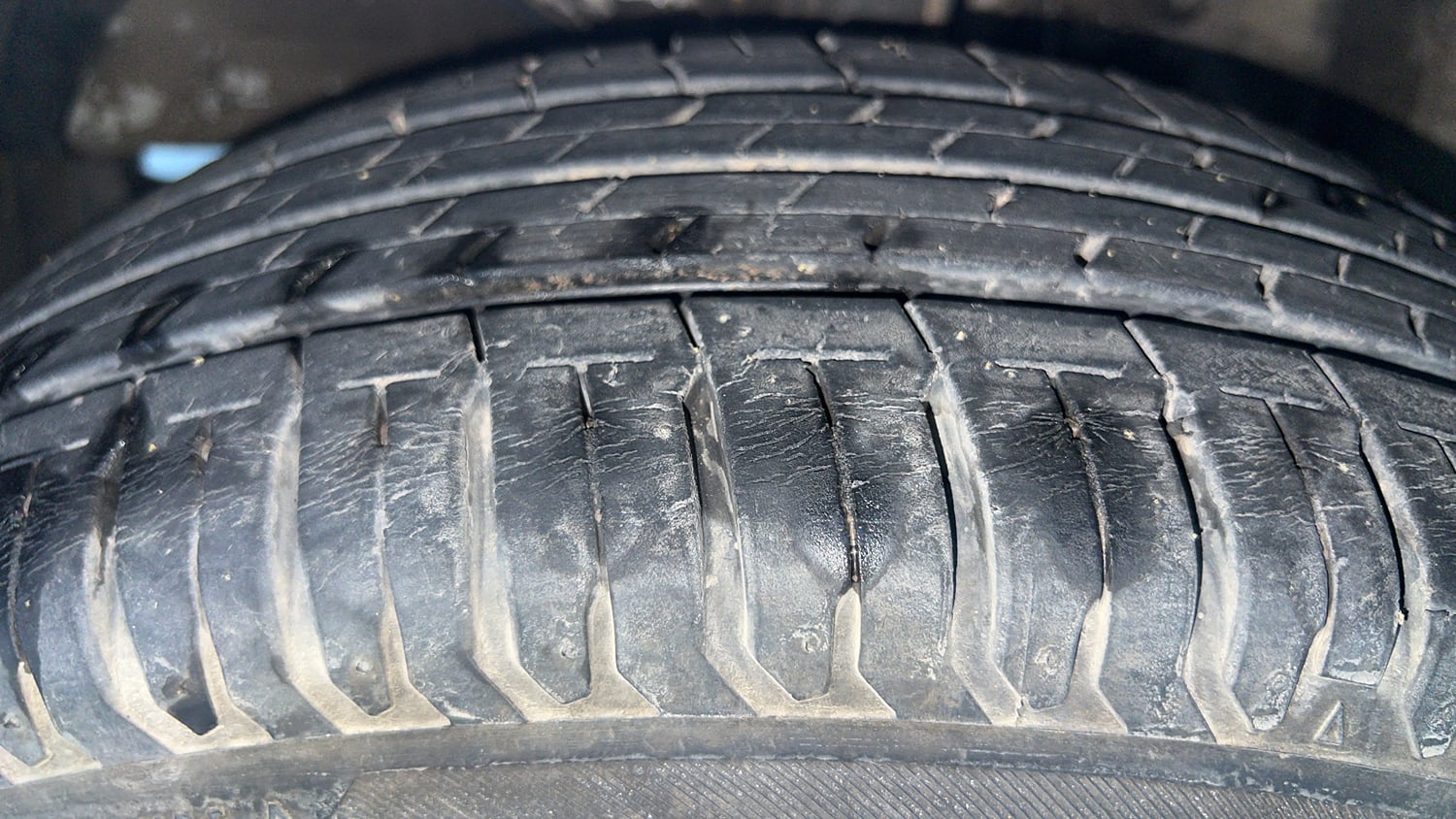 Used 2023 Maruti Suzuki Ertiga ZXi (O) CNG Cng Manual tyres LEFT FRONT TYRE TREAD VIEW