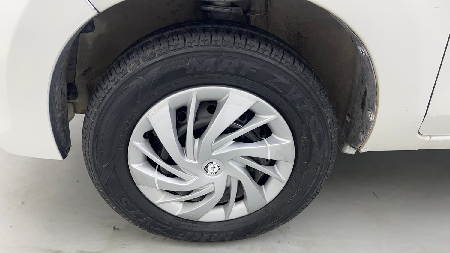 Used 2017 Maruti Suzuki Alto 800 LXi (O) Petrol Manual tyres LEFT FRONT TYRE RIM VIEW