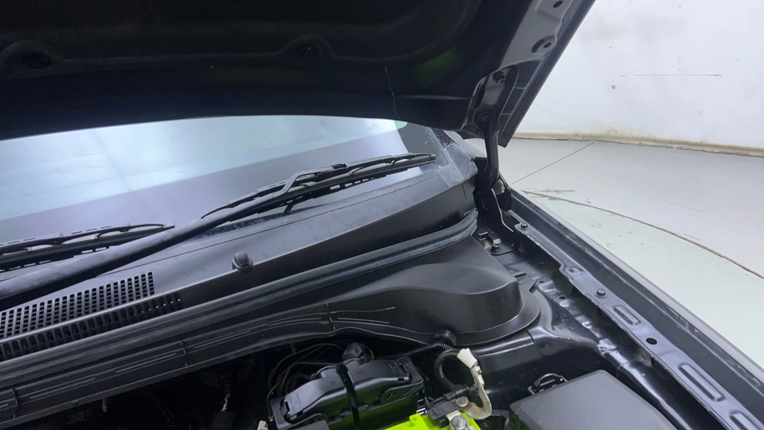 Used 2023 Hyundai Verna SX (O)1.5 MPi Petrol Manual engine ENGINE LEFT SIDE HINGE & APRON VIEW