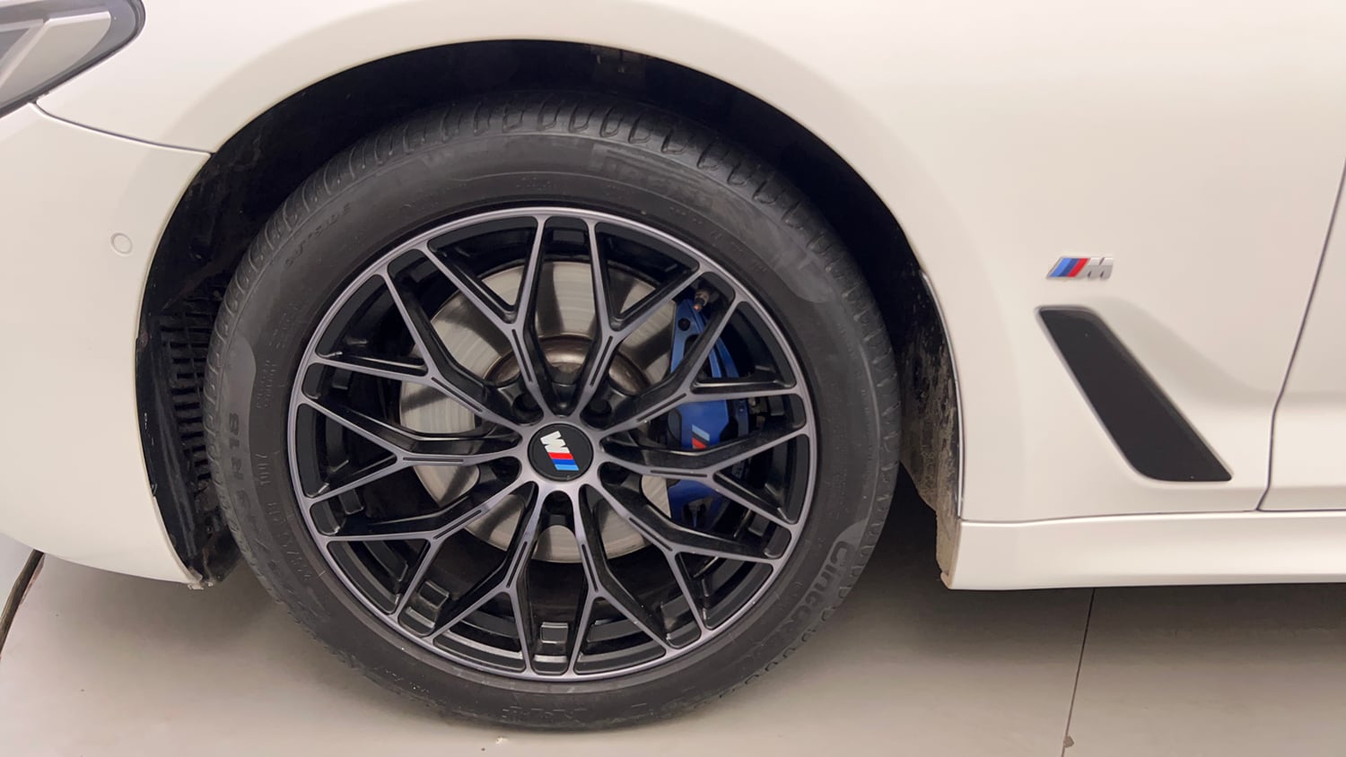 Used 2022 BMW 5 Series Carbon Edition Petrol Automatic tyres LEFT FRONT TYRE RIM VIEW