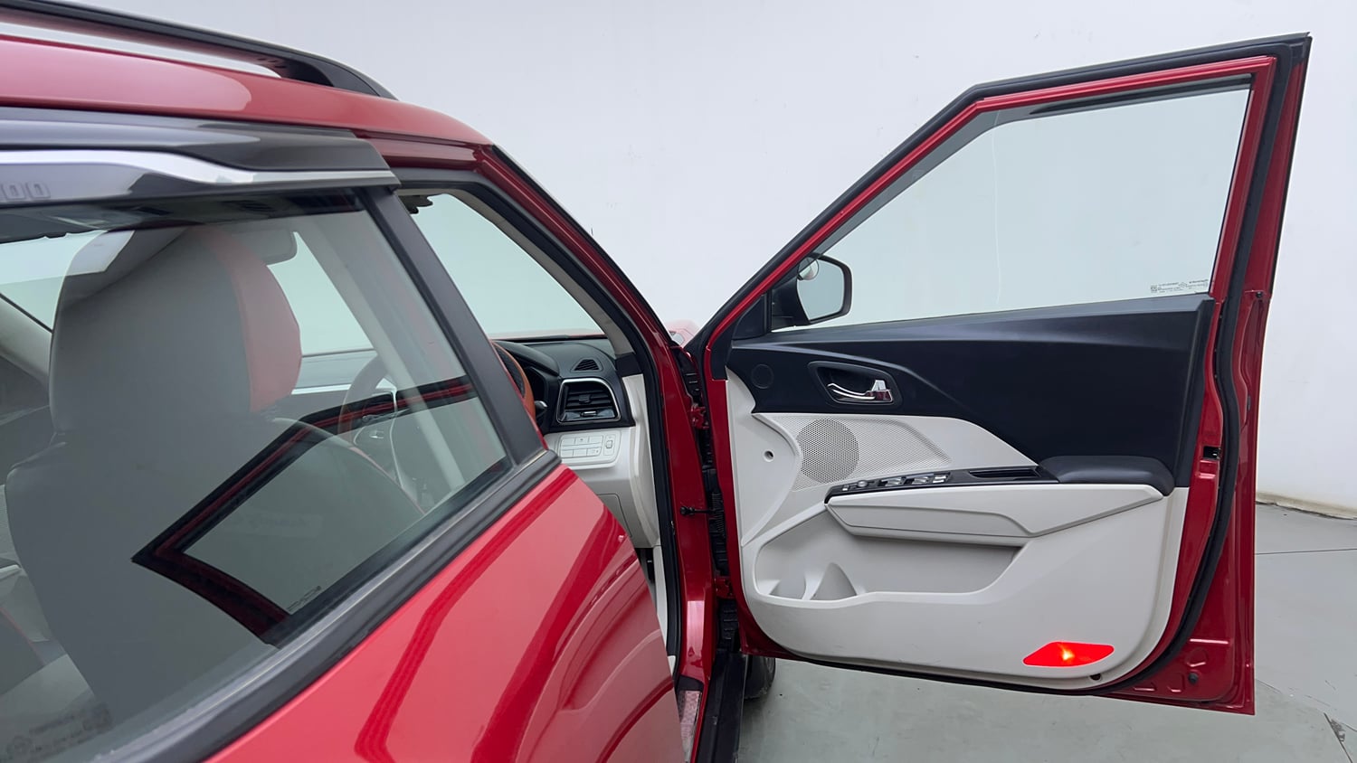 Used 2021 Mahindra XUV 300 W8 (O) 1.2 Petrol AMT Petrol Automatic interior RIGHT FRONT DOOR OPEN VIEW