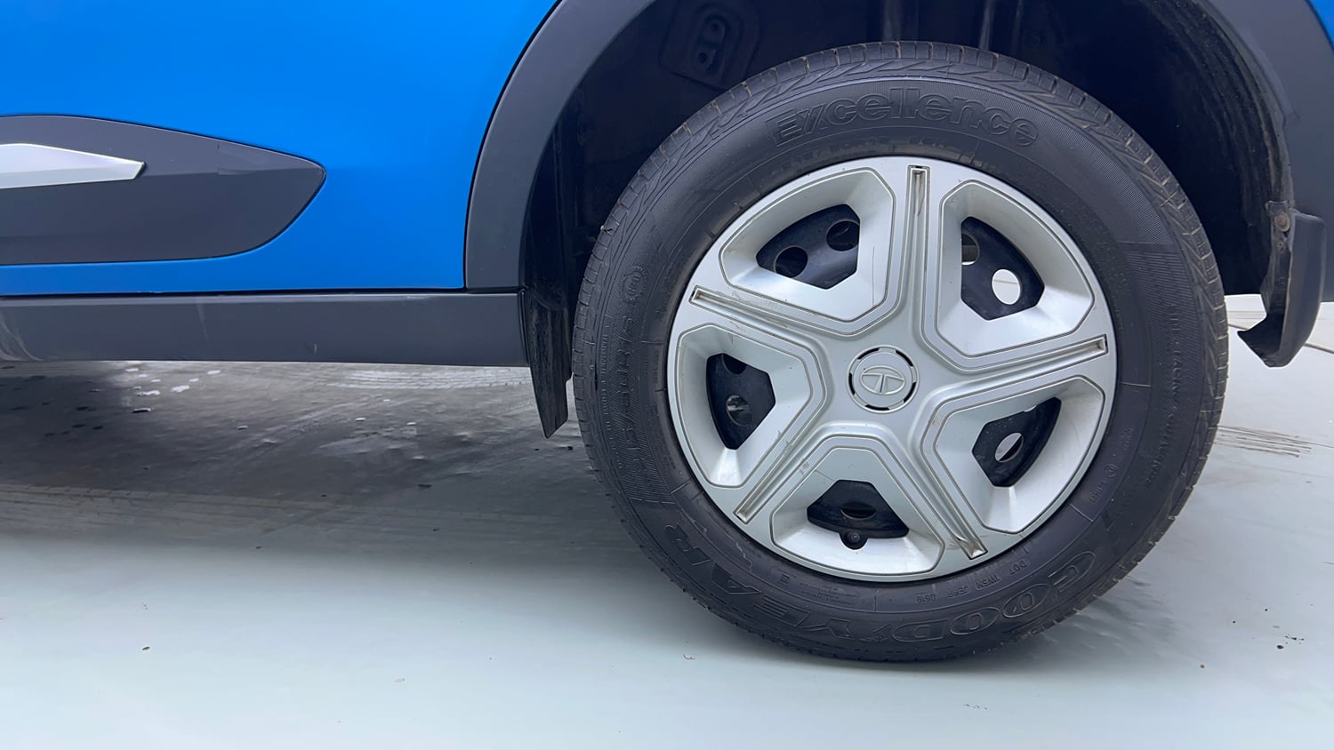 Used 2019 Tata Nexon XMA Petrol Petrol Automatic tyres LEFT REAR TYRE RIM VIEW