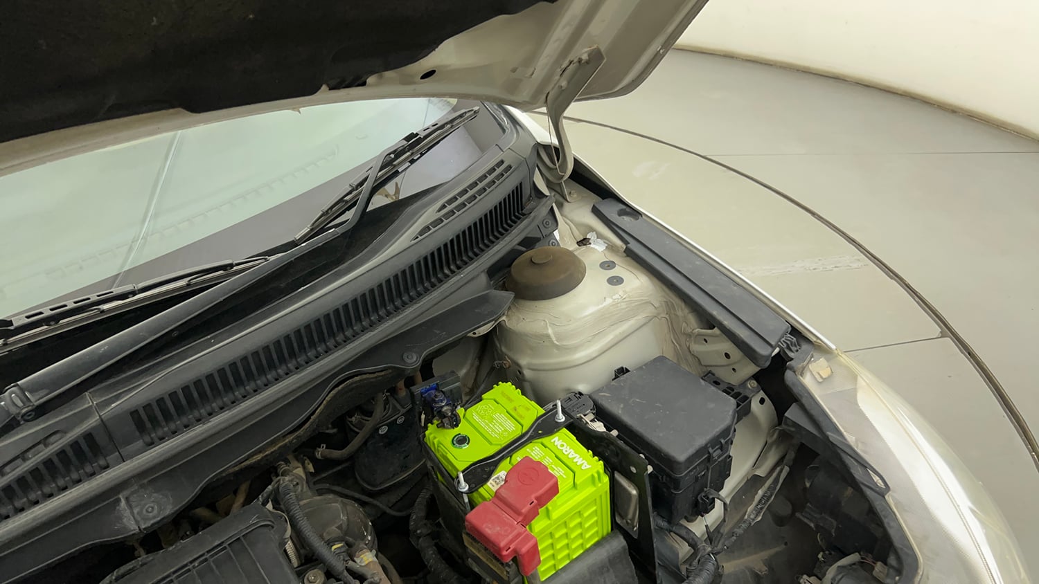 Used 2016 Maruti Suzuki Ciaz VXi+ Petrol Manual engine ENGINE LEFT SIDE HINGE & APRON VIEW