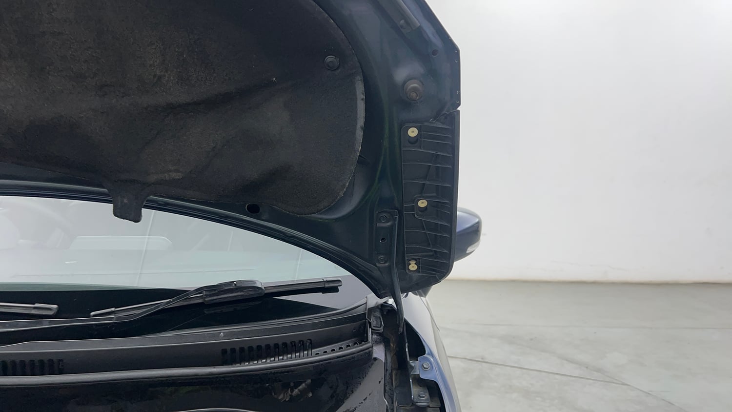 Used 2022 Maruti Suzuki Ignis Zeta 1.2 MT Petrol Manual engine ENGINE LEFT SIDE HINGE & APRON VIEW