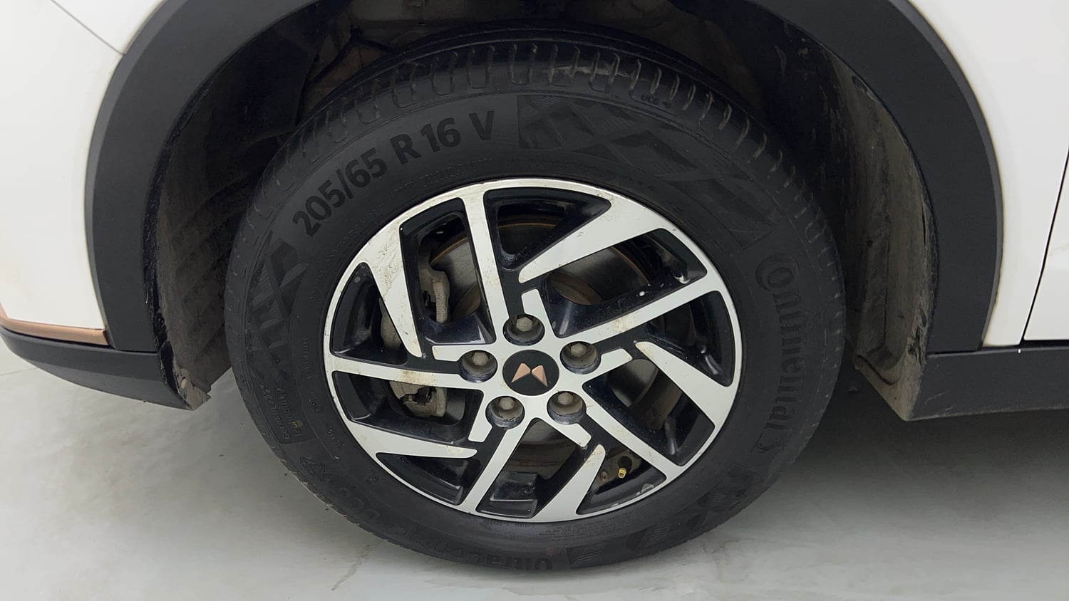 Used 2024 Mahindra XUV400 EL 39.4 KWH Dual Tone Electric Automatic tyres LEFT FRONT TYRE RIM VIEW