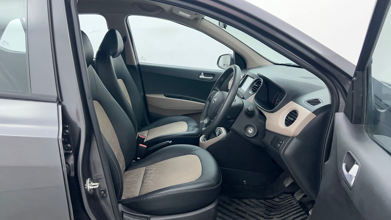 Used 2019 Hyundai Grand i10 Sportz 1.2 Kappa VTVT Petrol Manual interior RIGHT SIDE FRONT DOOR CABIN VIEW