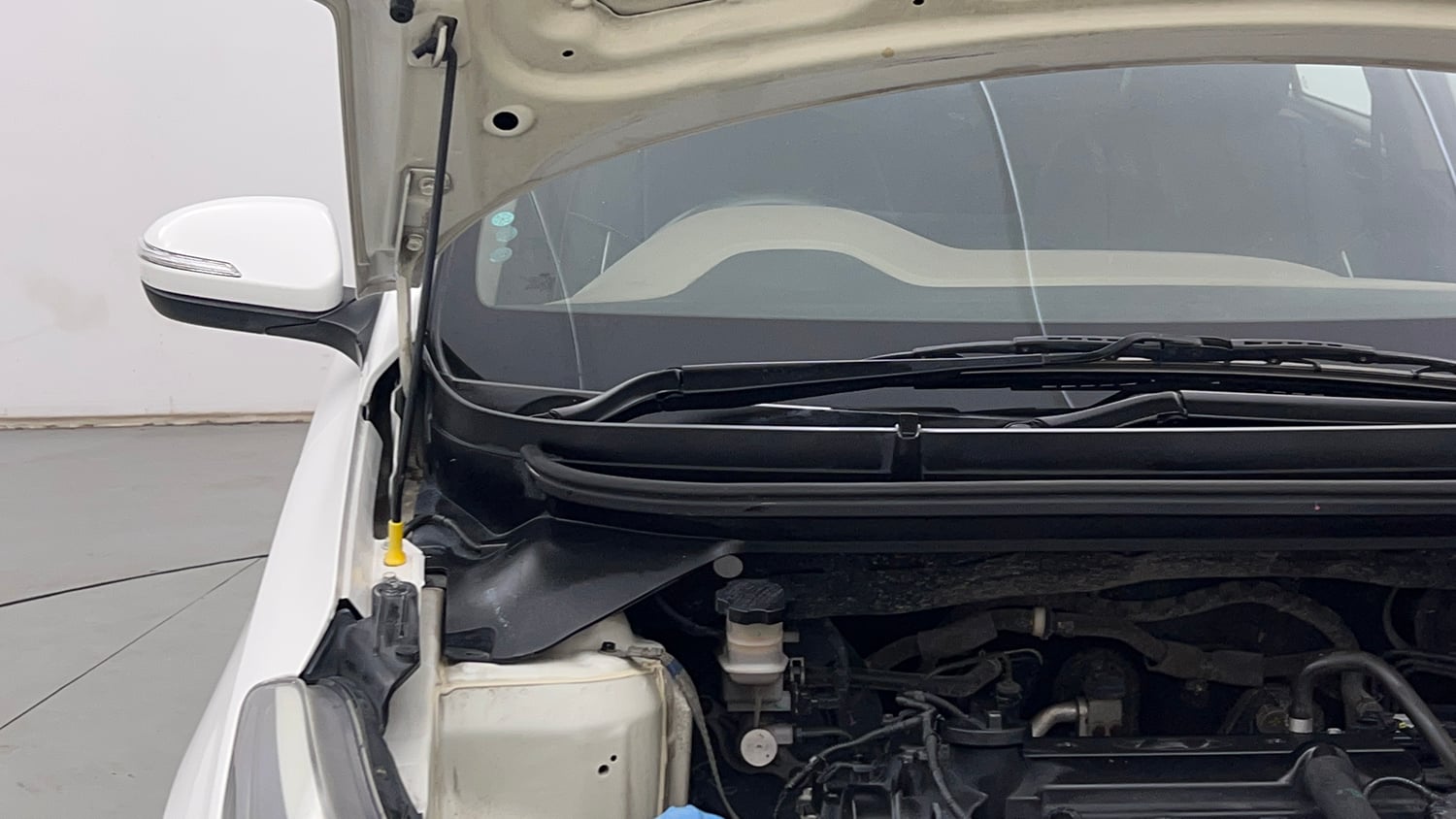 Used 2015 Hyundai Elite i20 Sportz 1.2 Petrol Manual engine ENGINE RIGHT SIDE HINGE & APRON VIEW