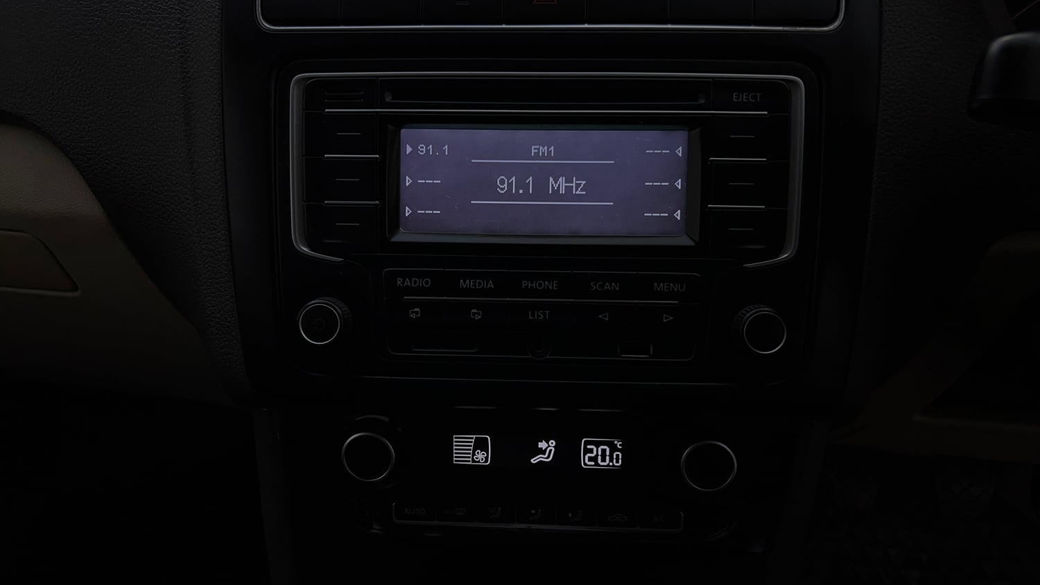 Used 2014 Volkswagen Vento Highline Petrol Petrol Manual top_features Integrated (in-dash) music system