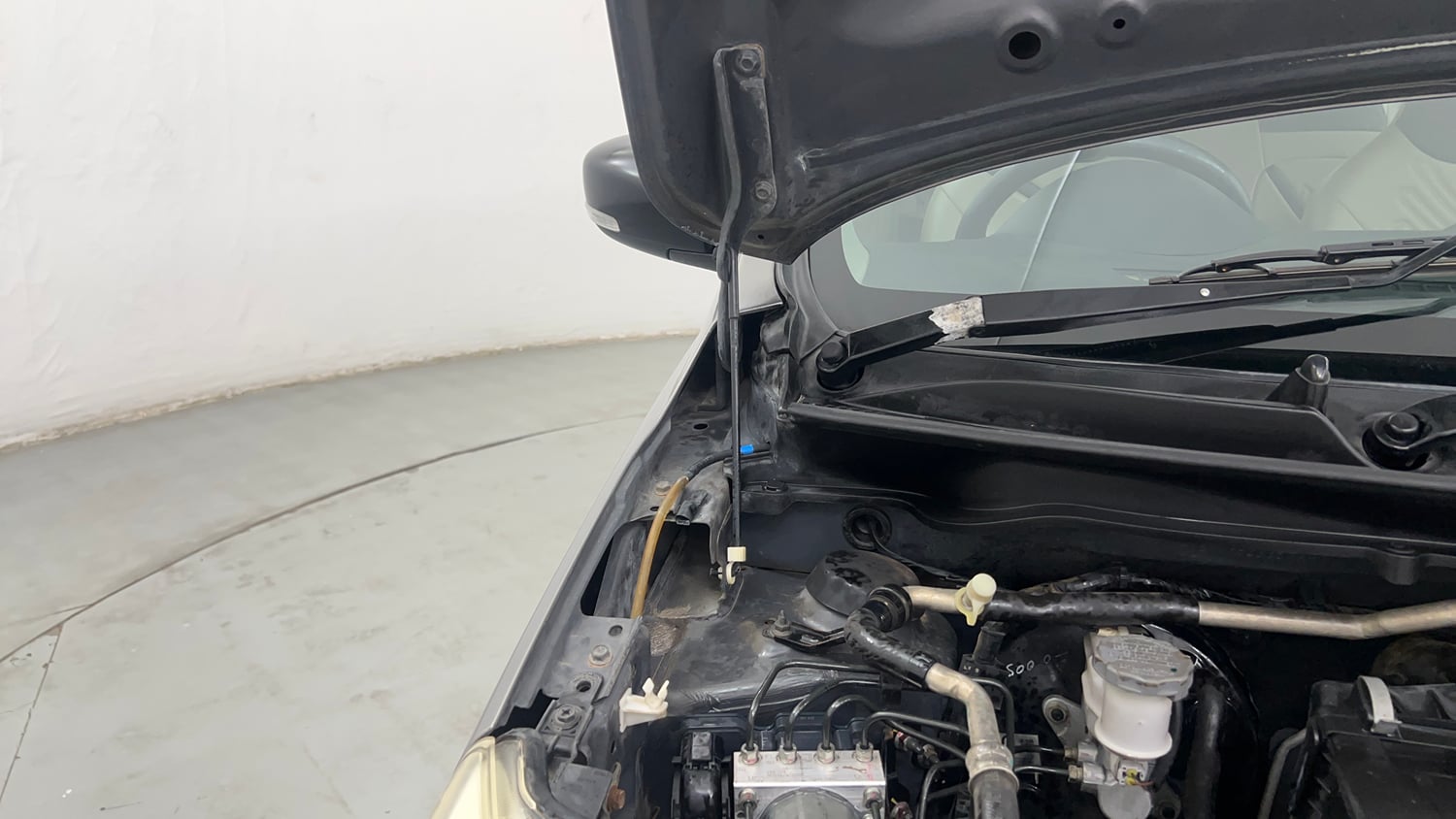 Used 2017 Maruti Suzuki Celerio ZXI (O) AMT Petrol Automatic engine ENGINE RIGHT SIDE HINGE & APRON VIEW