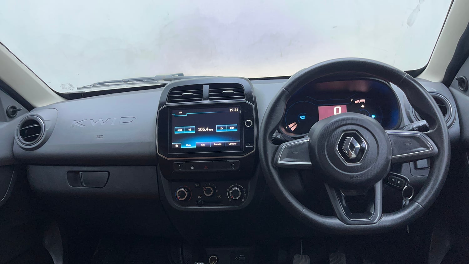 Used 2022 Renault Kwid RXT 1.0 (O) Petrol Manual interior DASHBOARD VIEW