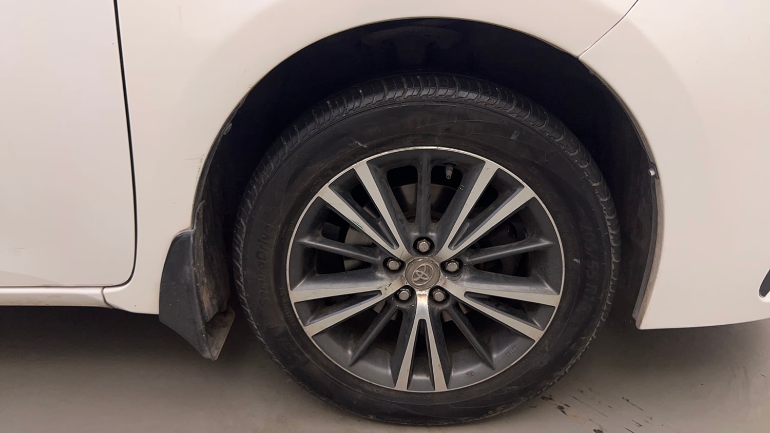 Used 2018 Toyota Corolla Altis VL CVT Petrol Petrol Automatic tyres RIGHT FRONT TYRE RIM VIEW