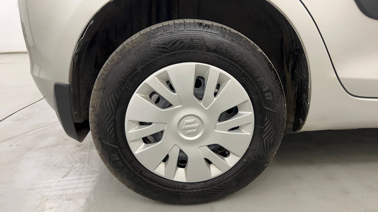 Used 2014 Maruti Suzuki Swift VXi Petrol Manual tyres RIGHT REAR TYRE RIM VIEW