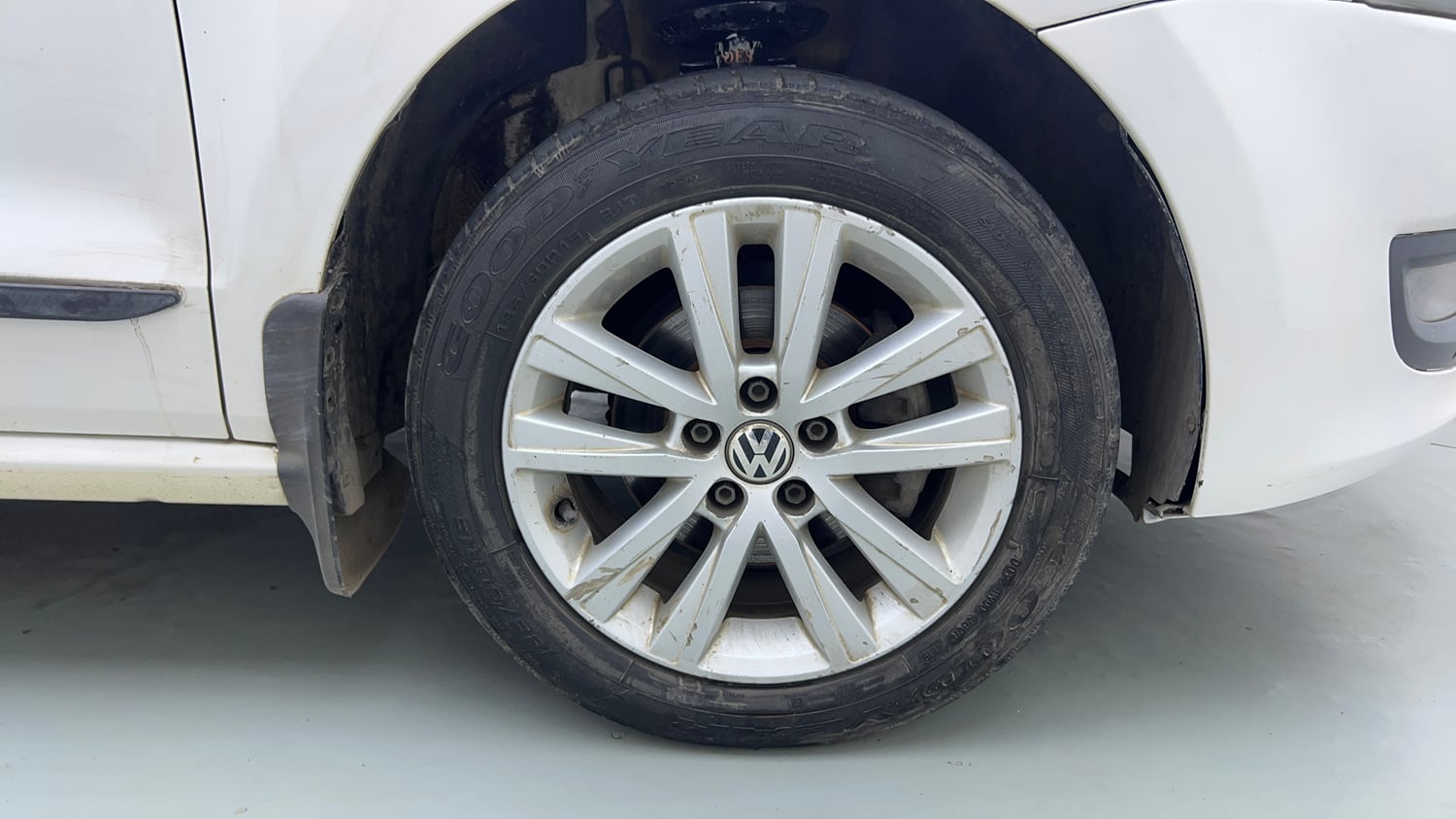 Used 2013 Volkswagen Polo Highline1.2L (P) Petrol Manual tyres RIGHT FRONT TYRE RIM VIEW