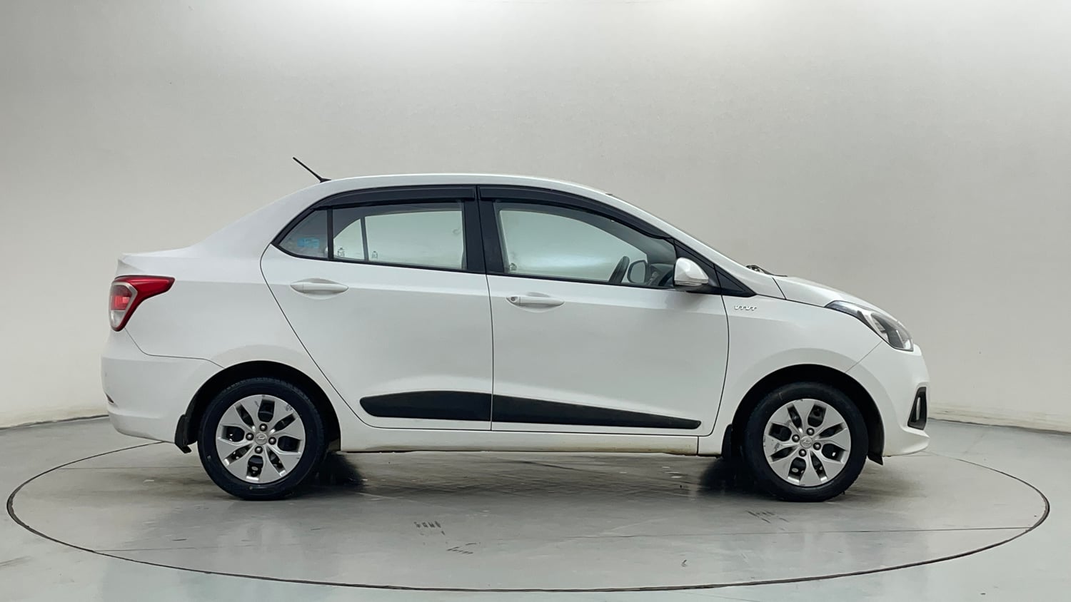 Used 2016 Hyundai Xcent S 1.2 Petrol Manual exterior RIGHT SIDE VIEW