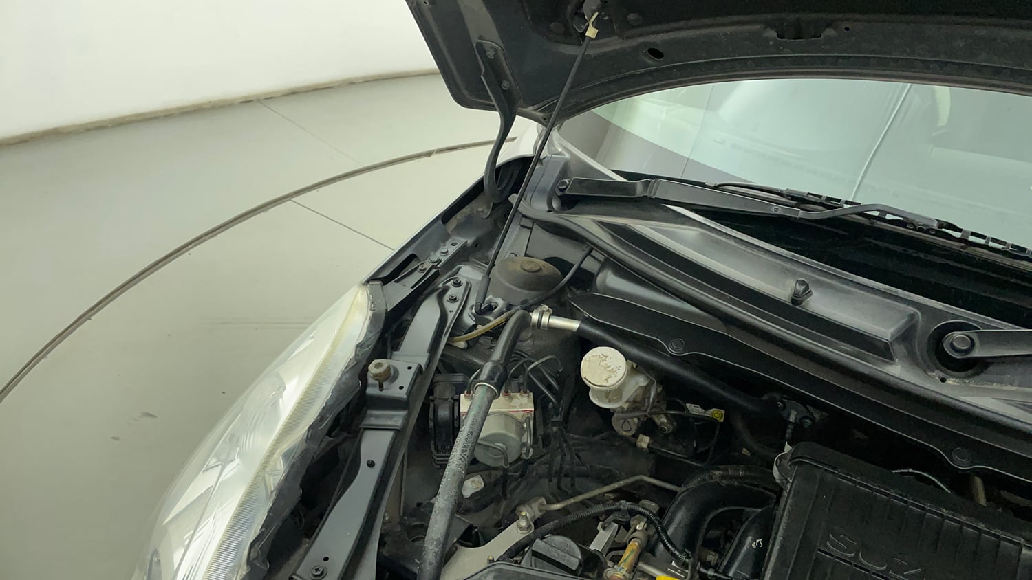 Used 2015 Maruti Suzuki Swift ZXi Petrol Manual engine ENGINE RIGHT SIDE HINGE & APRON VIEW