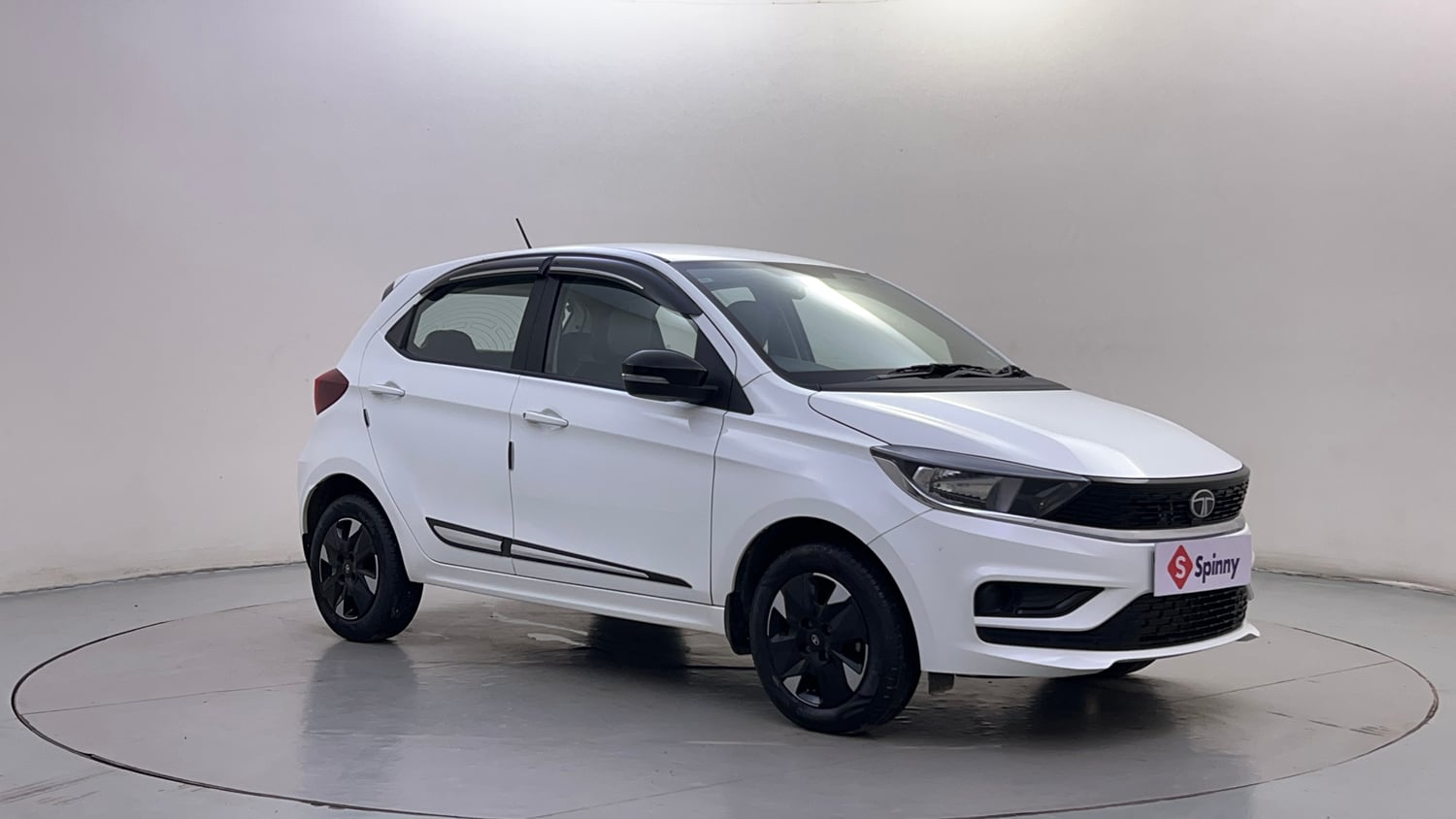 Used 2025 Tata Tiago XTA Petrol Automatic exterior RIGHT FRONT CORNER VIEW