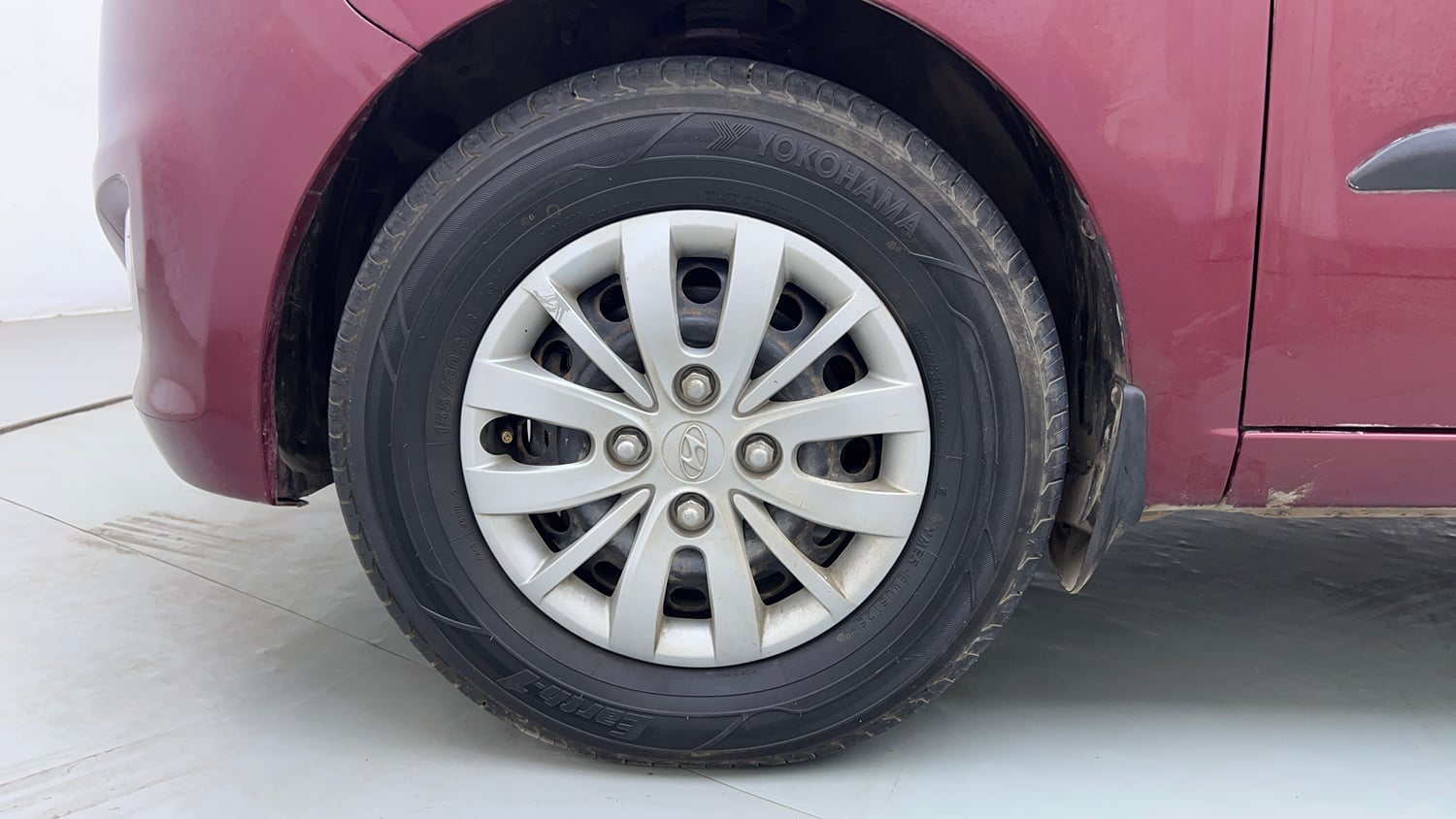 Used 2015 Hyundai i10 Sportz 1.1 iRDE2 Petrol Manual tyres LEFT FRONT TYRE RIM VIEW