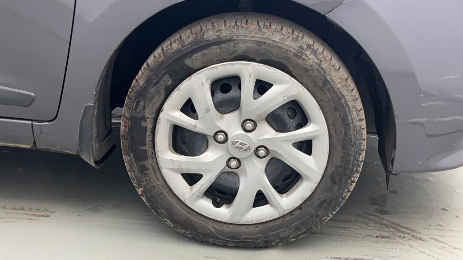 Used 2018 Hyundai Grand i10 Magna 1.2 Kappa VTVT Petrol Manual tyres RIGHT FRONT TYRE RIM VIEW